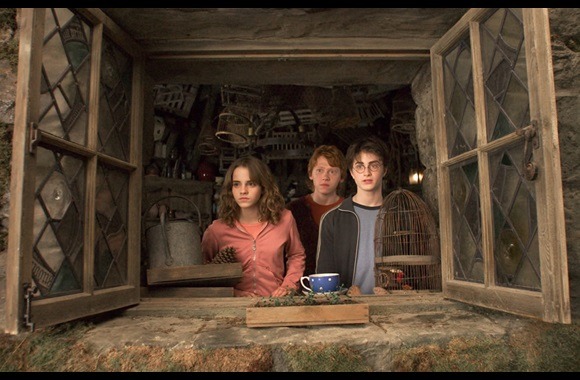 Still from Harry Potter and the Prisoner of Azkaban with Hermonie, Ron and Harry looking out a window